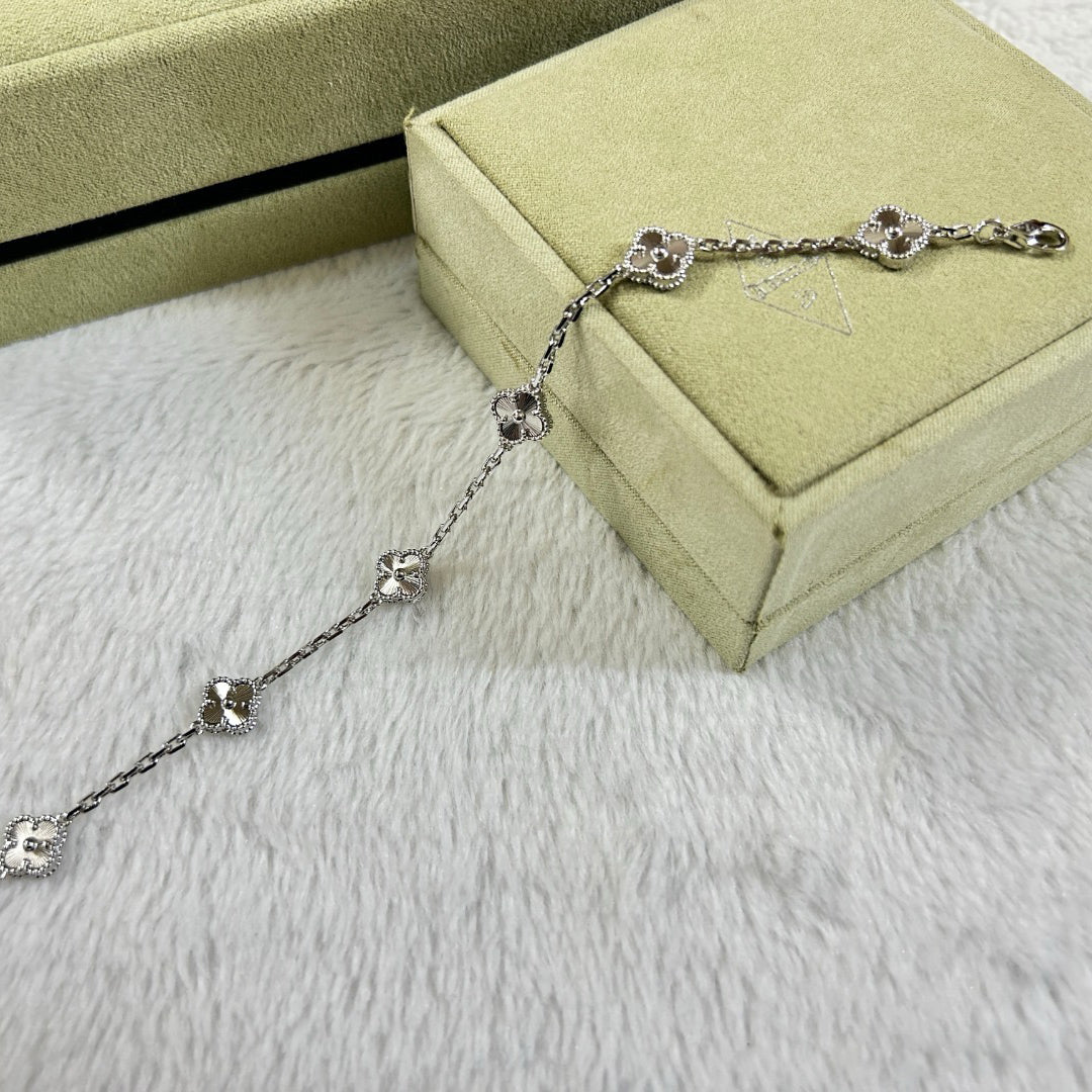[Cyra] New CLOVER 6 MOTIF LASER BRACELET