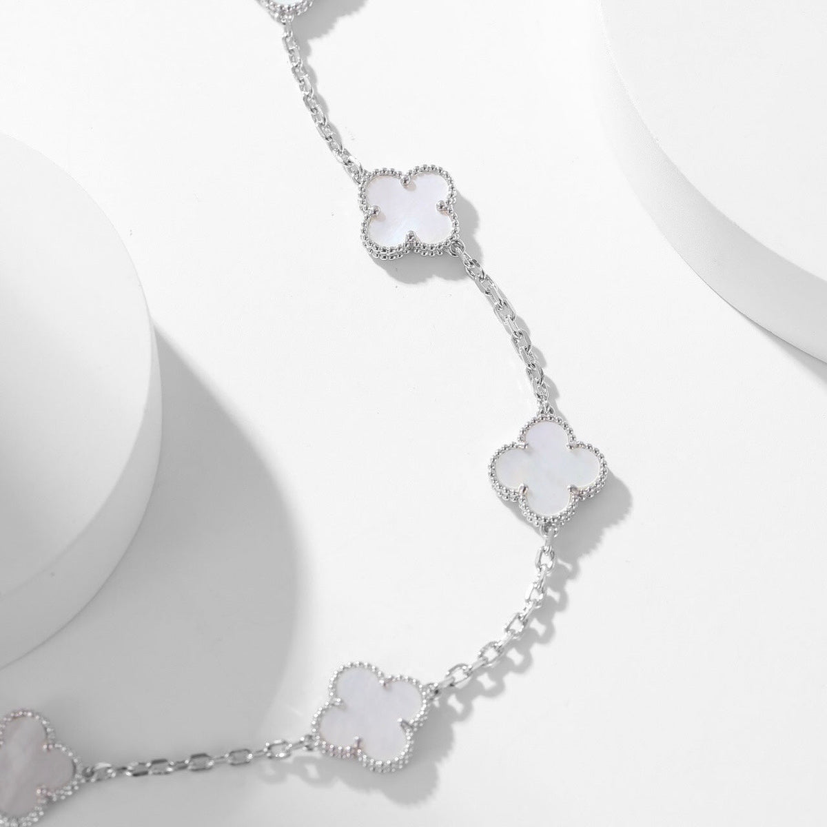 [Cyra]  CLOVER 10 MOTIFS WHITE MOTHER OF PEARL NECKLACE