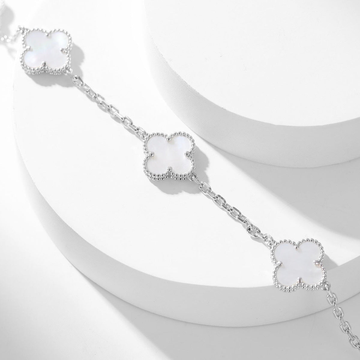 [Cyra]  CLOVER 10 MOTIFS WHITE MOTHER OF PEARL NECKLACE