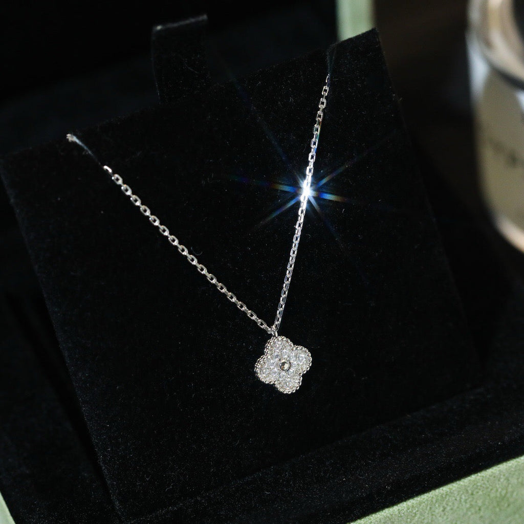 [Cyra] クローバー ミニ 9.5mm ペンダント ダイヤモンド ネックレス