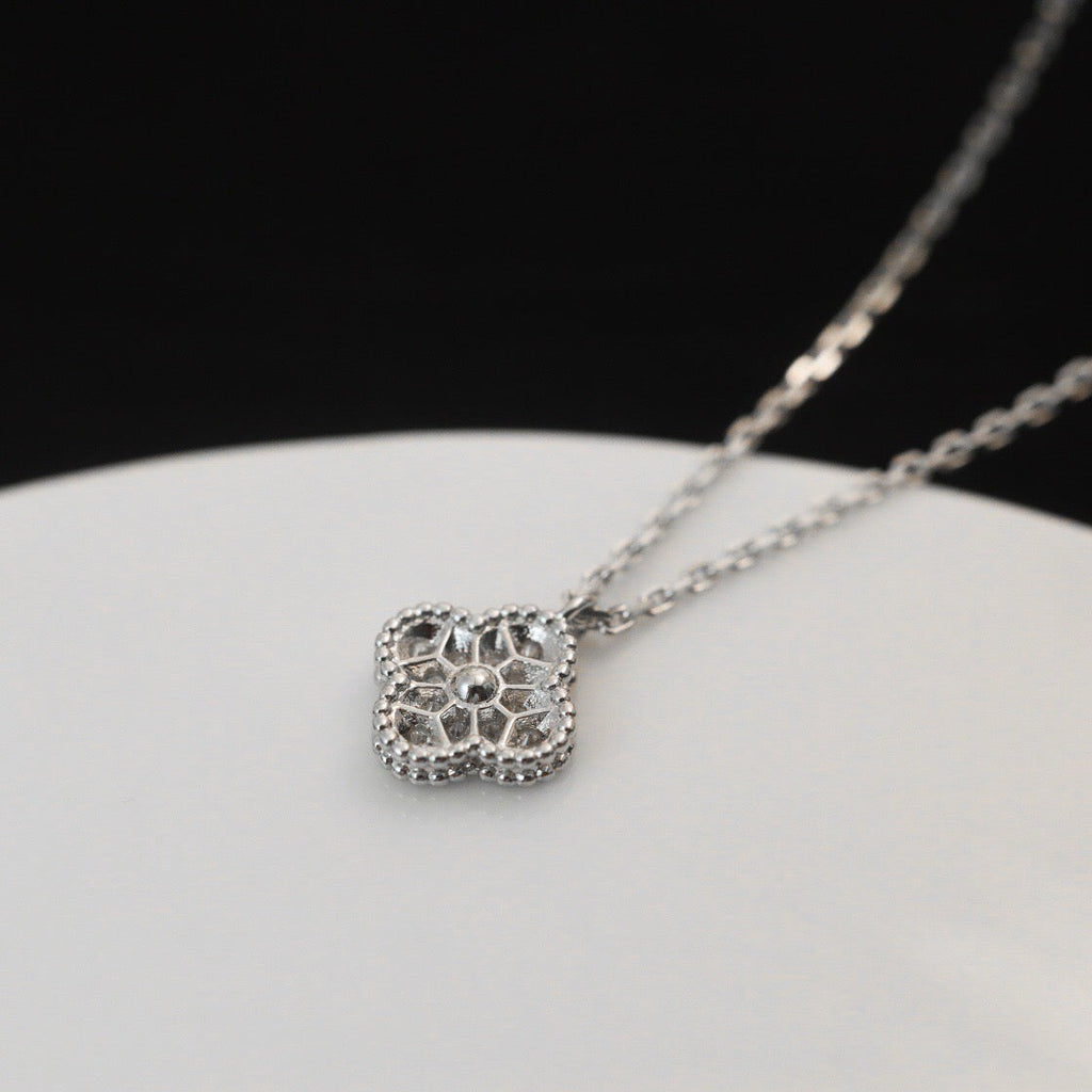 [Cyra] クローバー ミニ 9.5mm ペンダント ダイヤモンド ネックレス