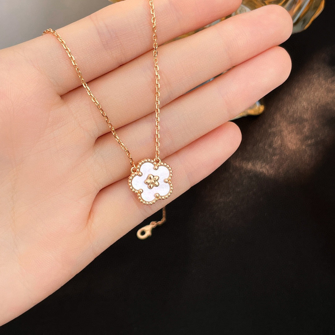 [Cyra]  ラッキー ホワイト マザーオブパール 梅の花 ネックレス