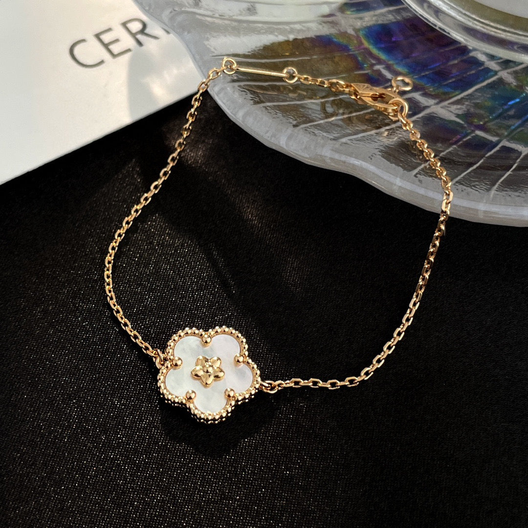 [Cyra]  LUCKY WHITE MOP PLUM BLOSSOM  BRACELET