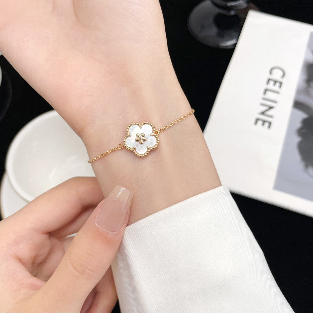 [Cyra]  LUCKY WHITE MOP PLUM BLOSSOM  BRACELET