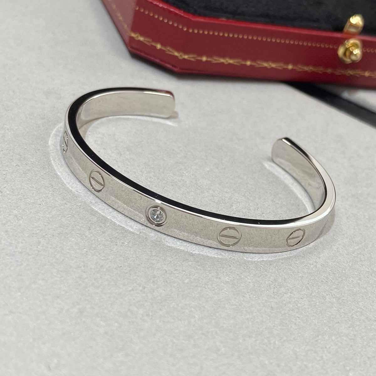 [Cyra]  LOVE BRACELET 6.1MM 1 DIAMOND OPEN CUFF