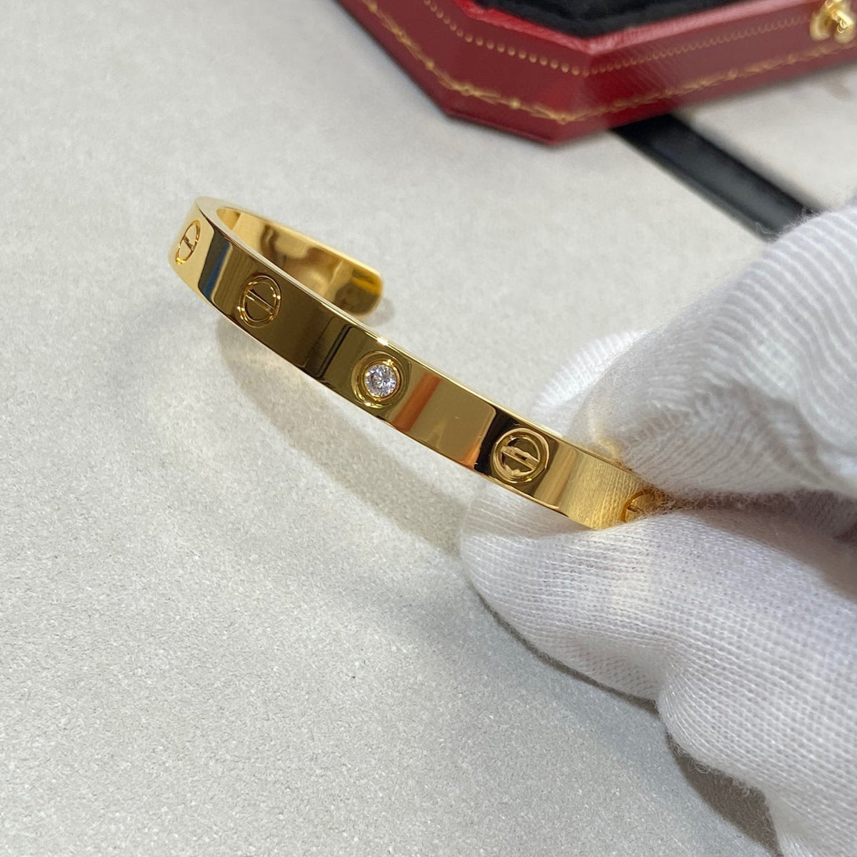 [Cyra]  LOVE BRACELET 6.1MM 1 DIAMOND OPEN CUFF