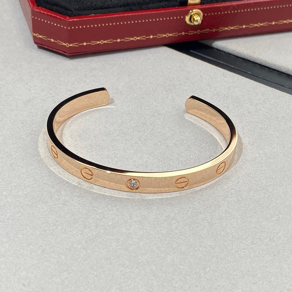 [Cyra]  LOVE BRACELET 6.1MM 1 DIAMOND OPEN CUFF