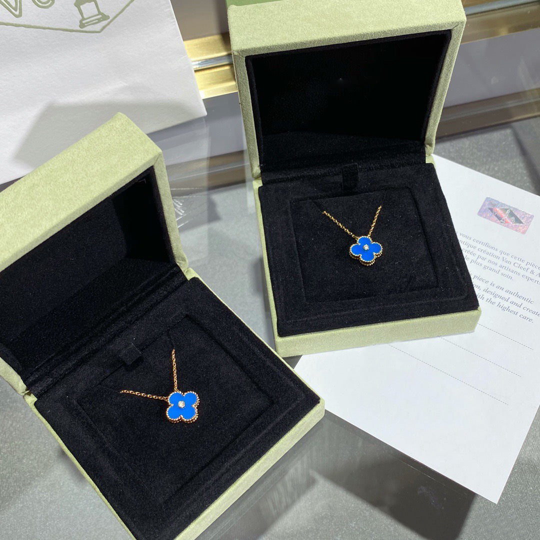[Cyra]  CLOVER 15MM DIAMOND AND BLUE AGATE NECKLACE
