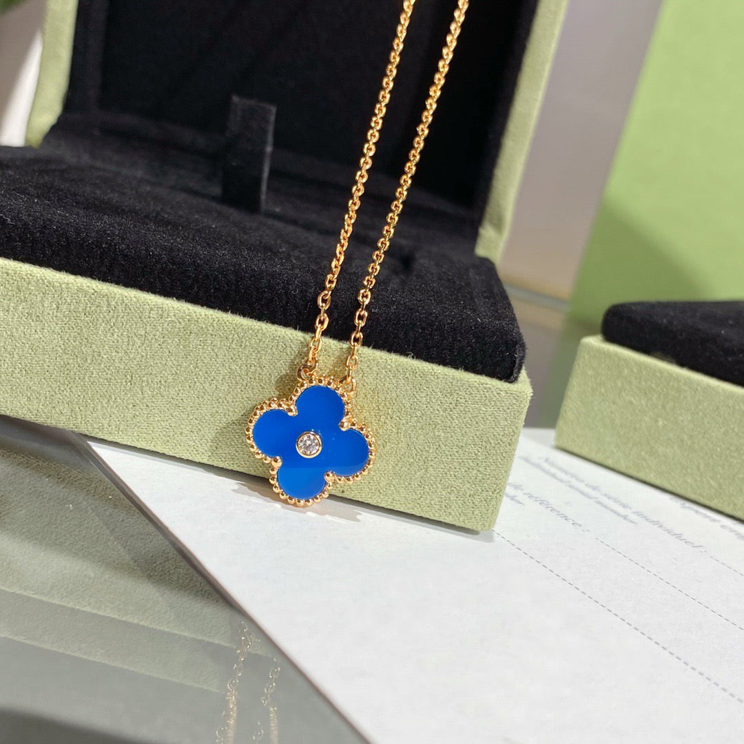 [Cyra]  CLOVER 15MM DIAMOND AND BLUE AGATE NECKLACE