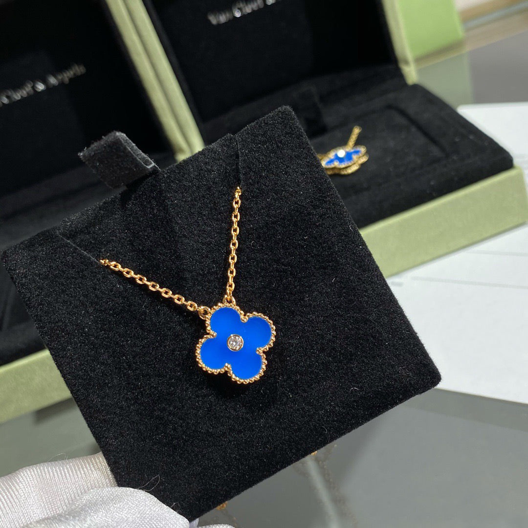 [Cyra]  CLOVER 15MM DIAMOND AND BLUE AGATE NECKLACE