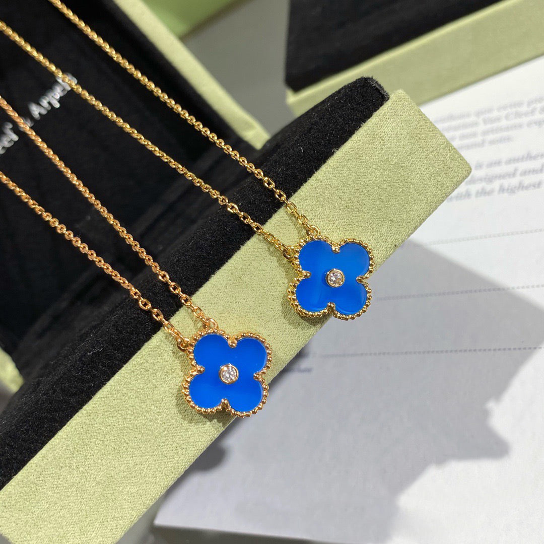 [Cyra] KLEEBLATT-HALSKETTE MIT 15 MM DIAMANT UND BLAUEM ACHAT