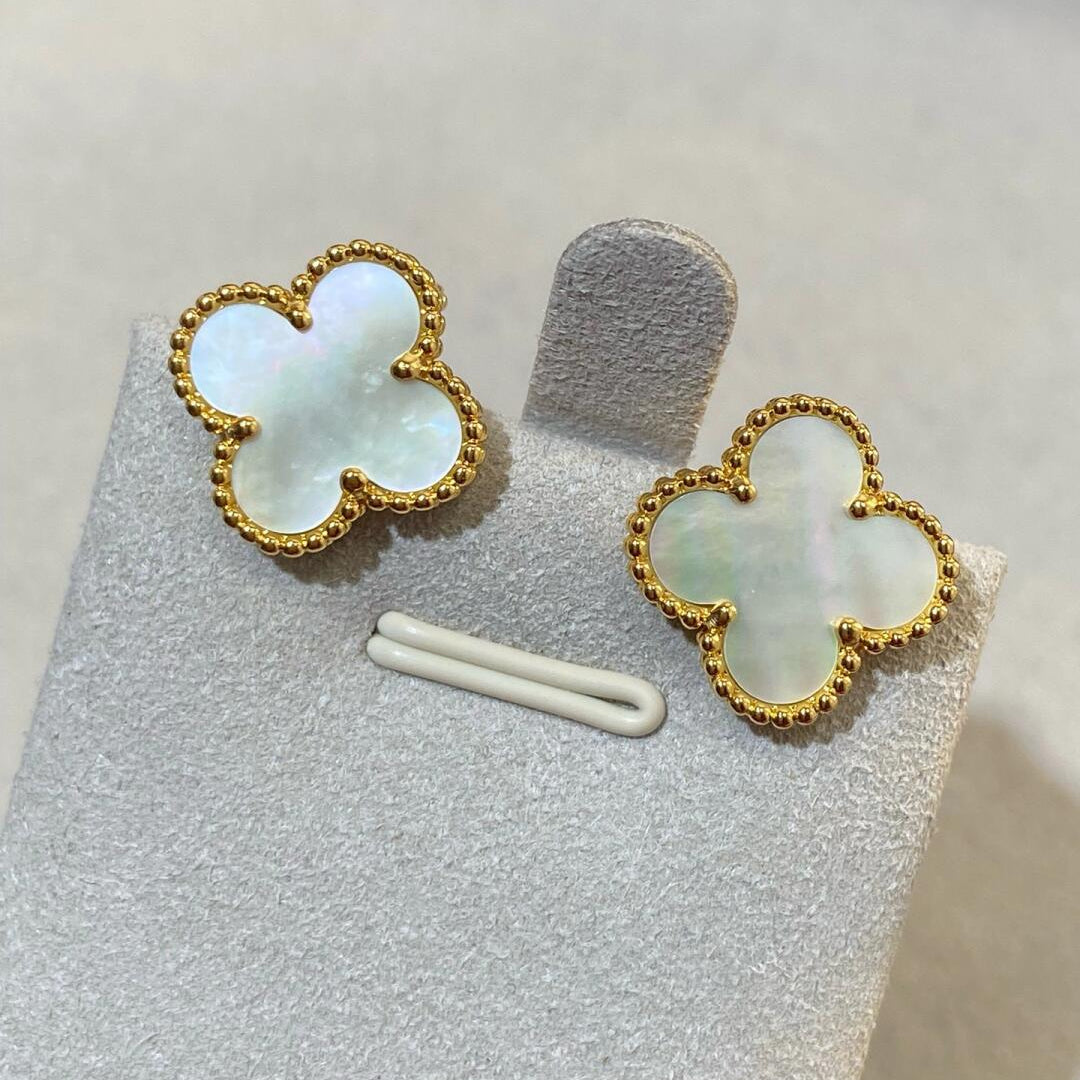 [Cyra]  CLOVER LARGE (20mm) 1 MOTIFS WHITE MOP STUD EARRINGS