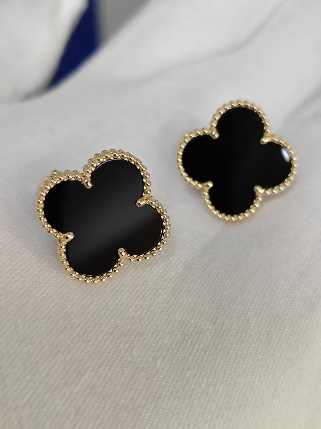 [Cyra]  CLOVER 20MM BLACK MOP EARRINGS