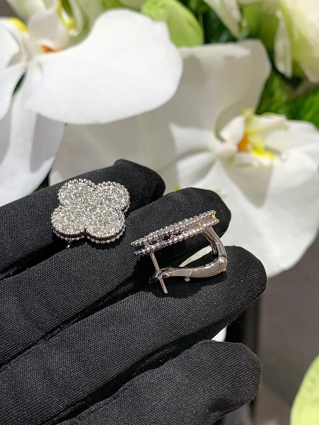 [Cyra]  CLOVER 20MM MOTIFS DIAMOND STUD EARRINGS SILVER