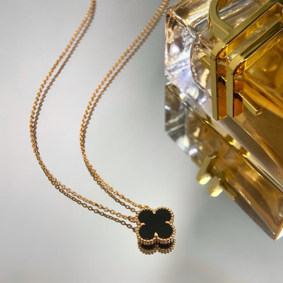 [Cyra]  CLOVER 15MM BLACK ONYX SINGLE FLOWER NECKLACE
