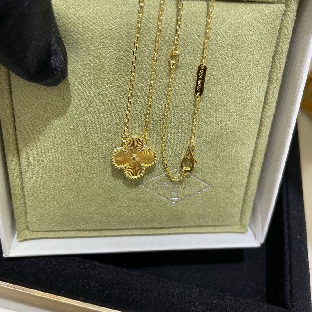 [Cyra] クローバー15MMレーザーネックレス