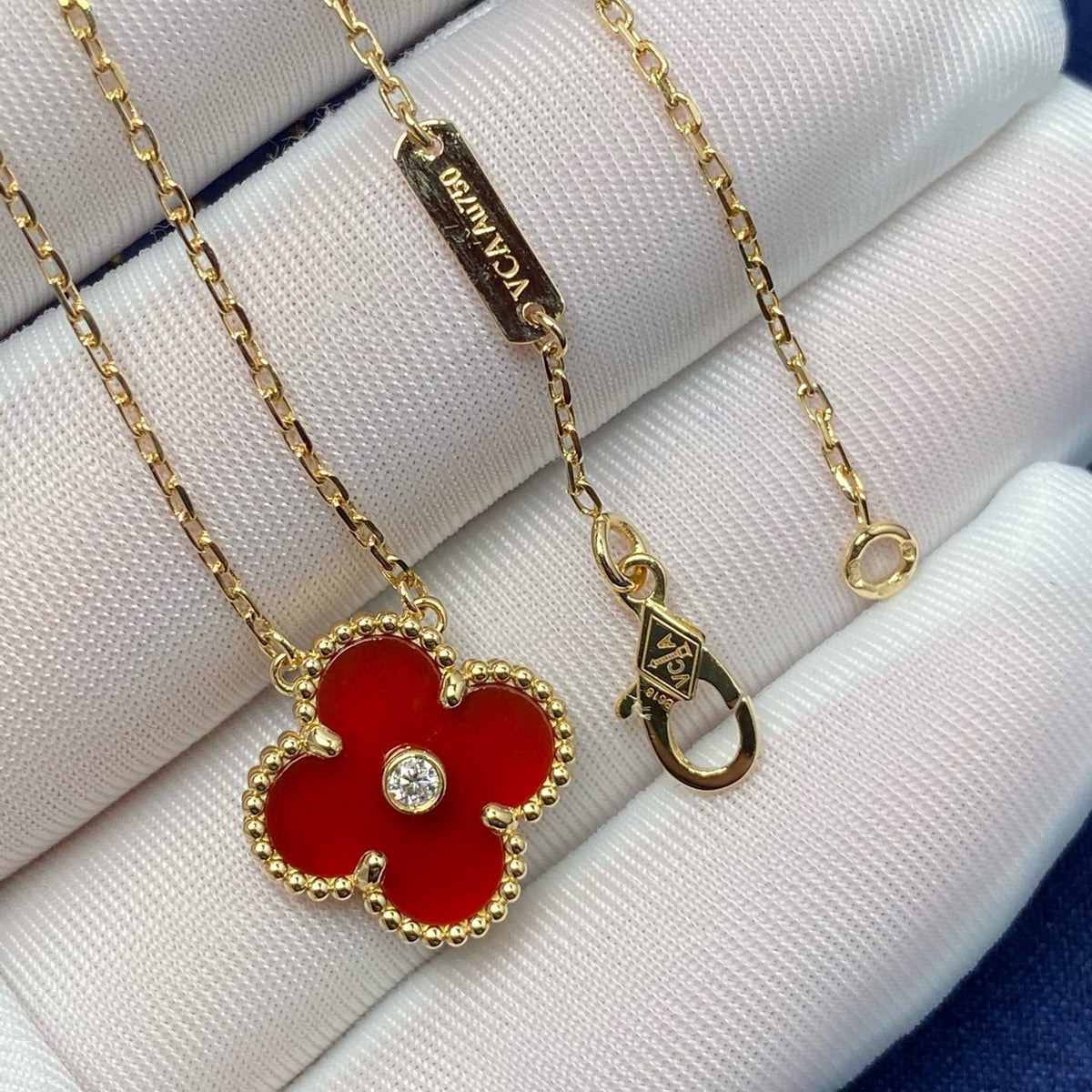 [Cyra]  CLOVER 15MM DIAMOND CARNELIAN NECKLACE