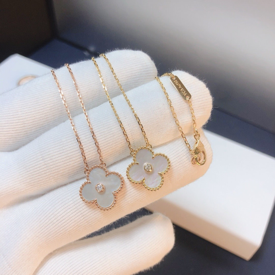 [Cyra]  CLOVER 15MM DIAMOND WHITE FRITILLARIA NECKLACE