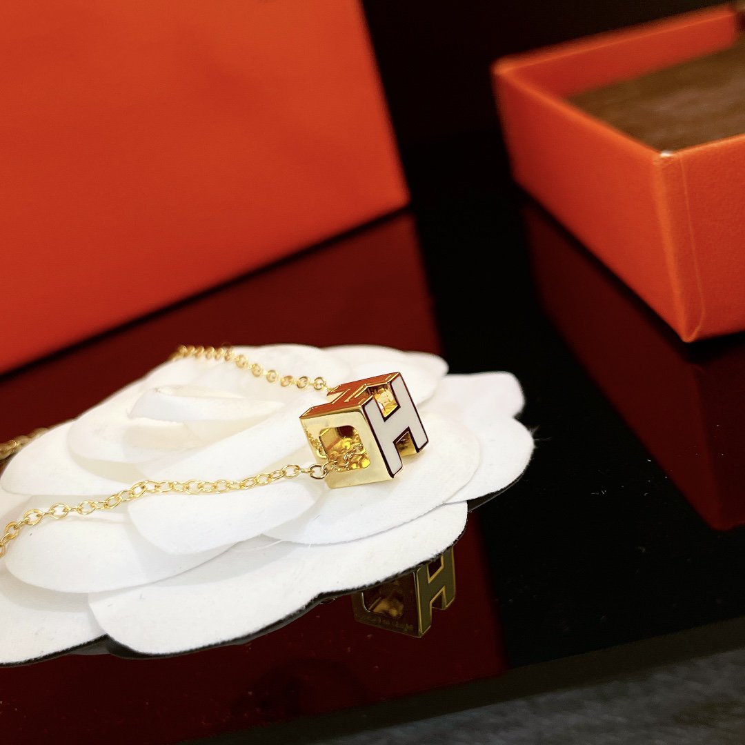 [Cyra]  H WHITE SQUARE GOLD NECKLACE