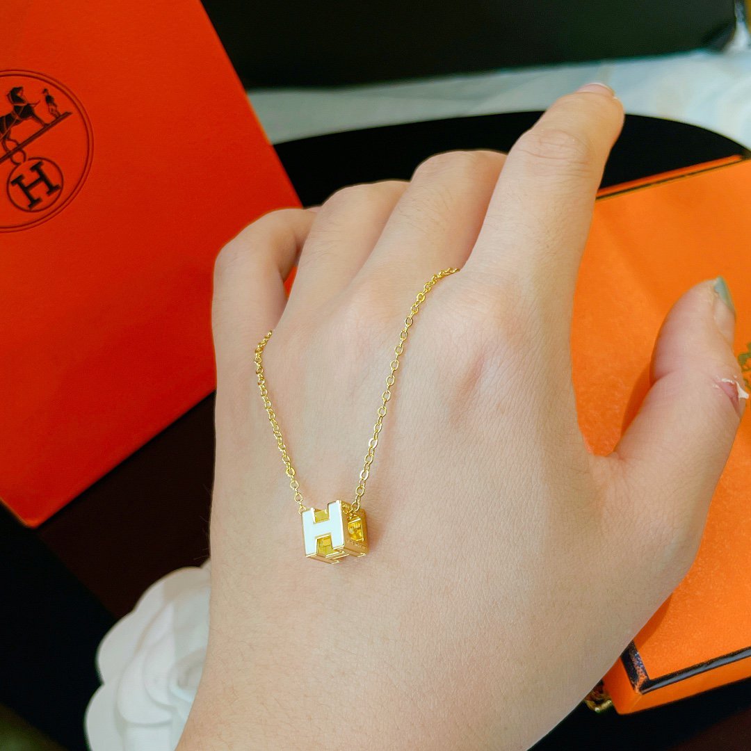 [Cyra]  H WHITE SQUARE GOLD NECKLACE