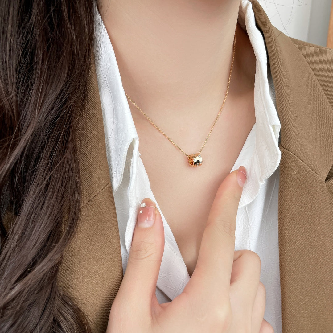 [Cyra]  BEE MINI PEDANT DIAMOND NECKLACE