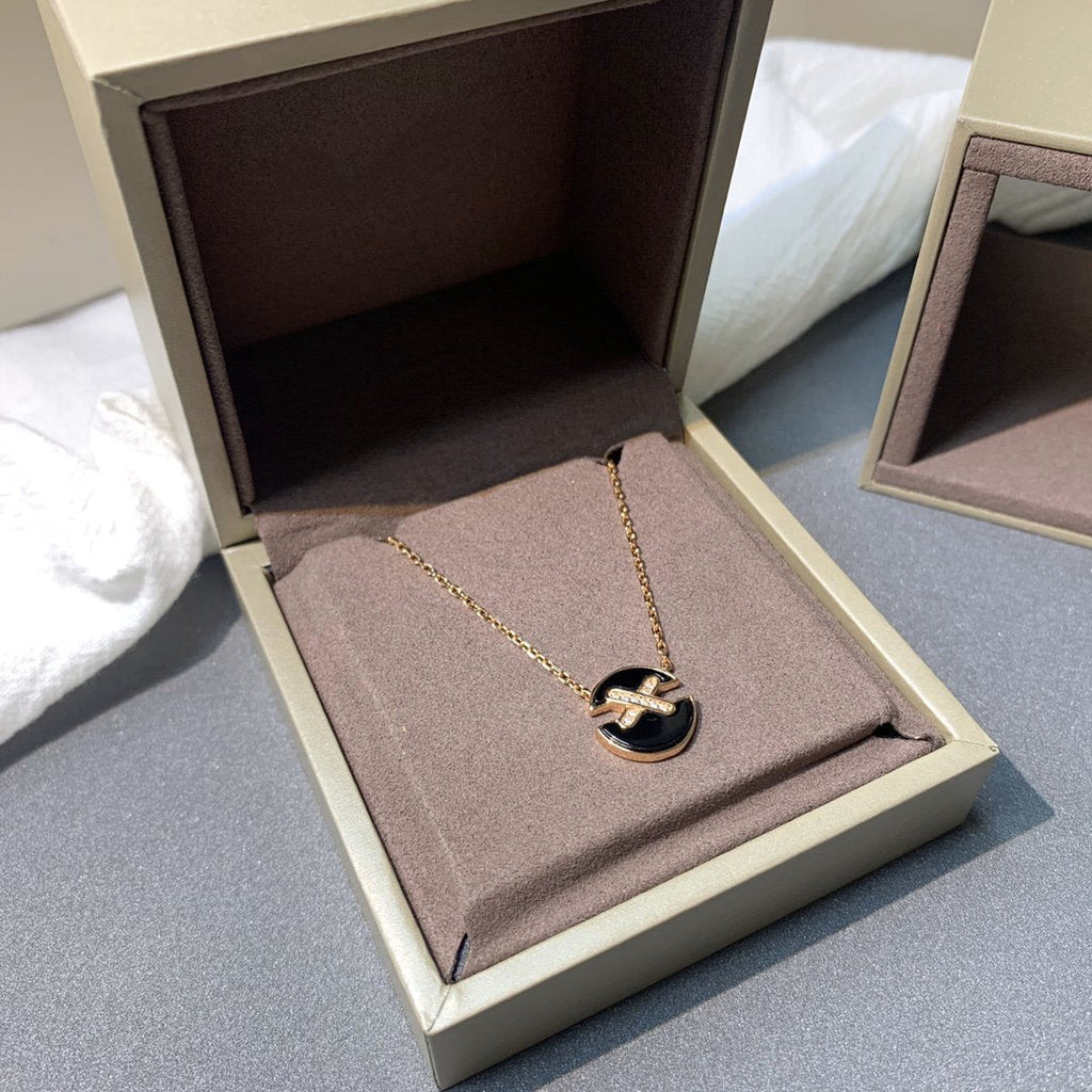 {
  "Cyra": "JEUX DE PINK GOLD DIAMOND NECKLACE"
}