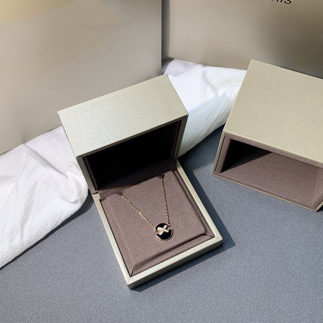 {
  "Cyra": "JEUX DE PINK GOLD DIAMOND NECKLACE"
}