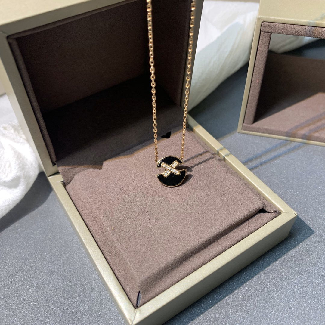 {
  "Cyra": "JEUX DE PINK GOLD DIAMOND NECKLACE"
}