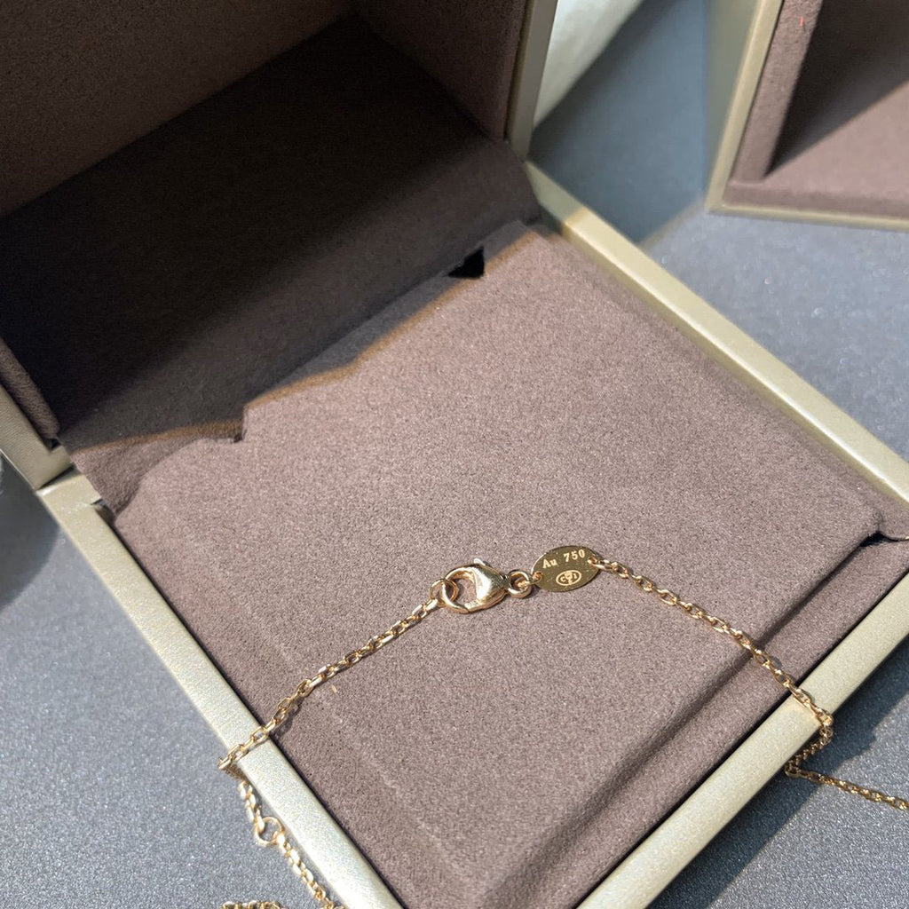 {
  "Cyra": "JEUX DE PINK GOLD DIAMOND NECKLACE"
}