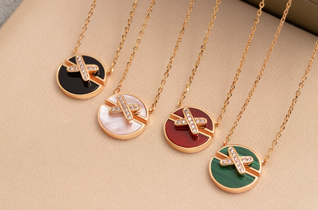 {
  "Cyra": "JEUX DE PINK GOLD DIAMOND NECKLACE"
}