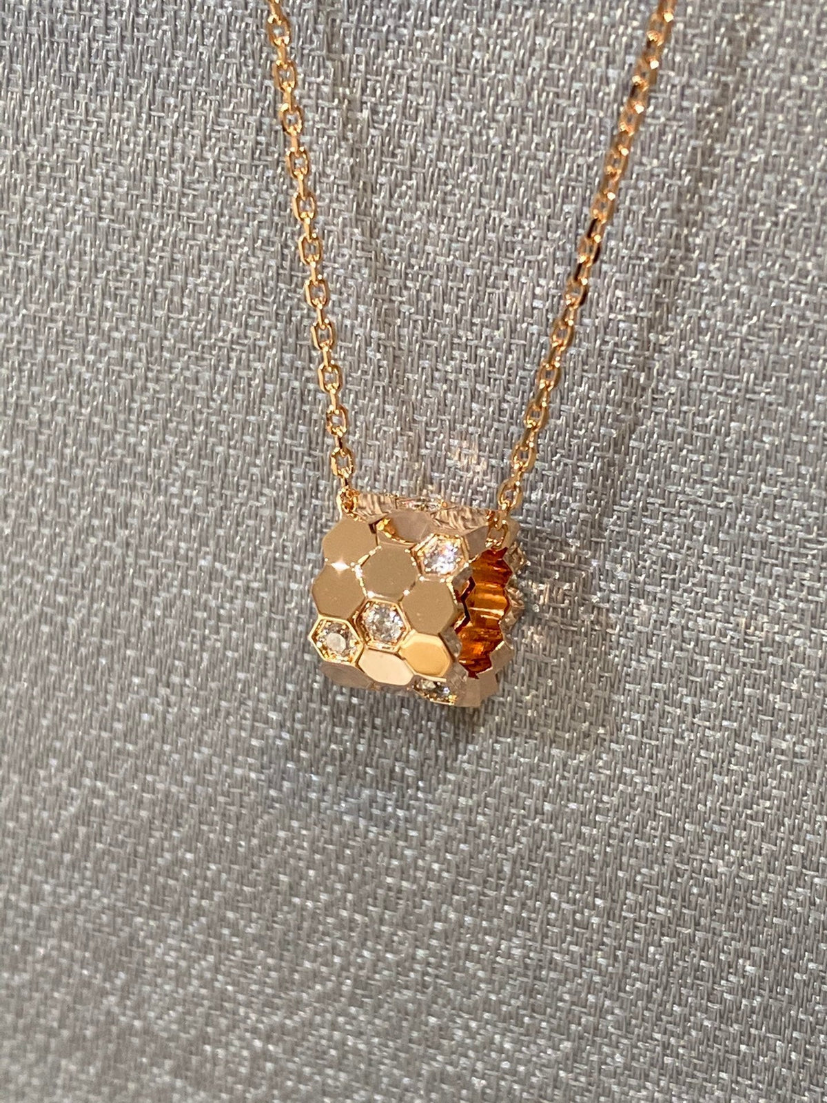 [Cyra]  BEE LOVE DIAMOND NECKLACE