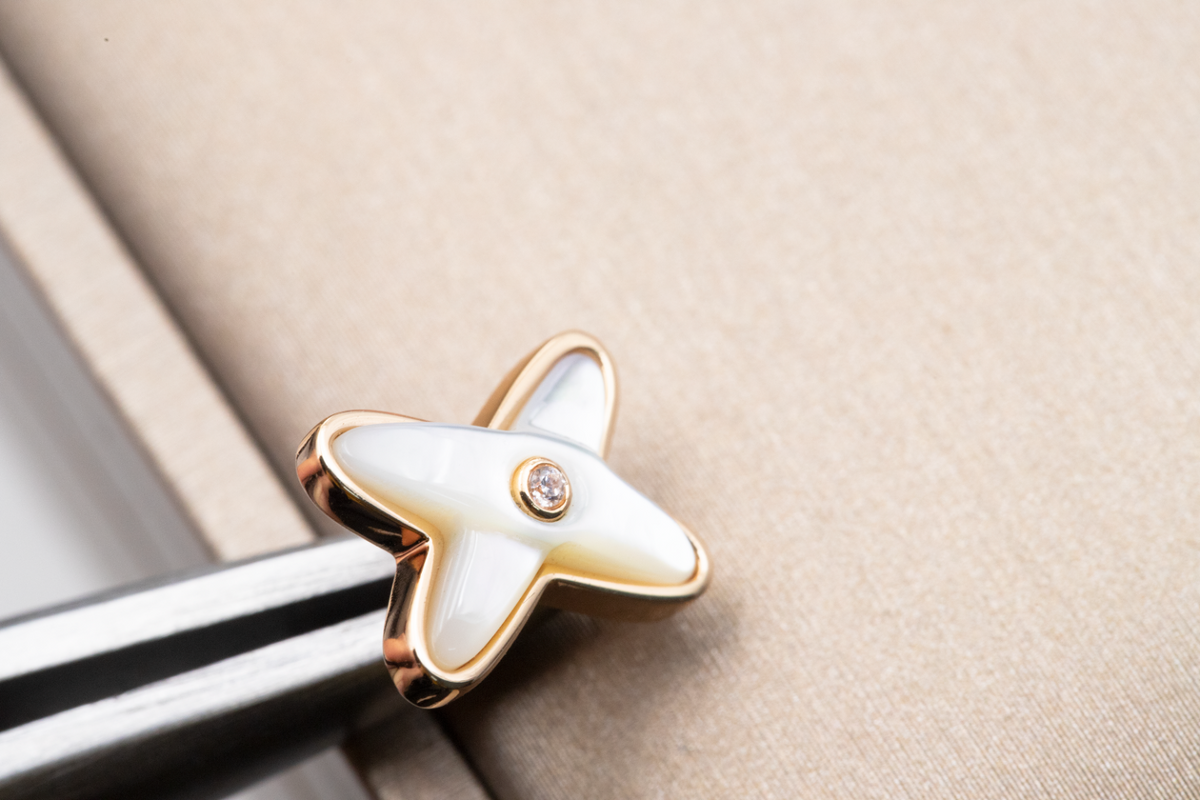 [Cyra]  JEUX DE WHITE MOP PINK GOLD DIAMOND EARRINGS
