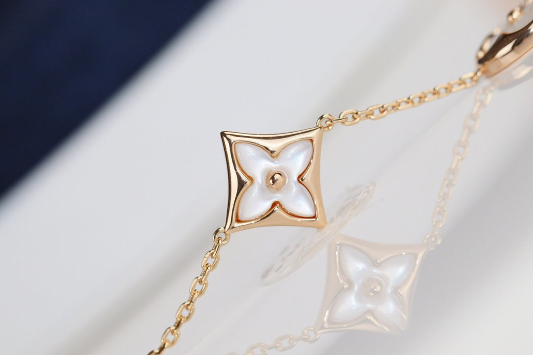 [Cyra]  LEAF CLOVER BRACELET
