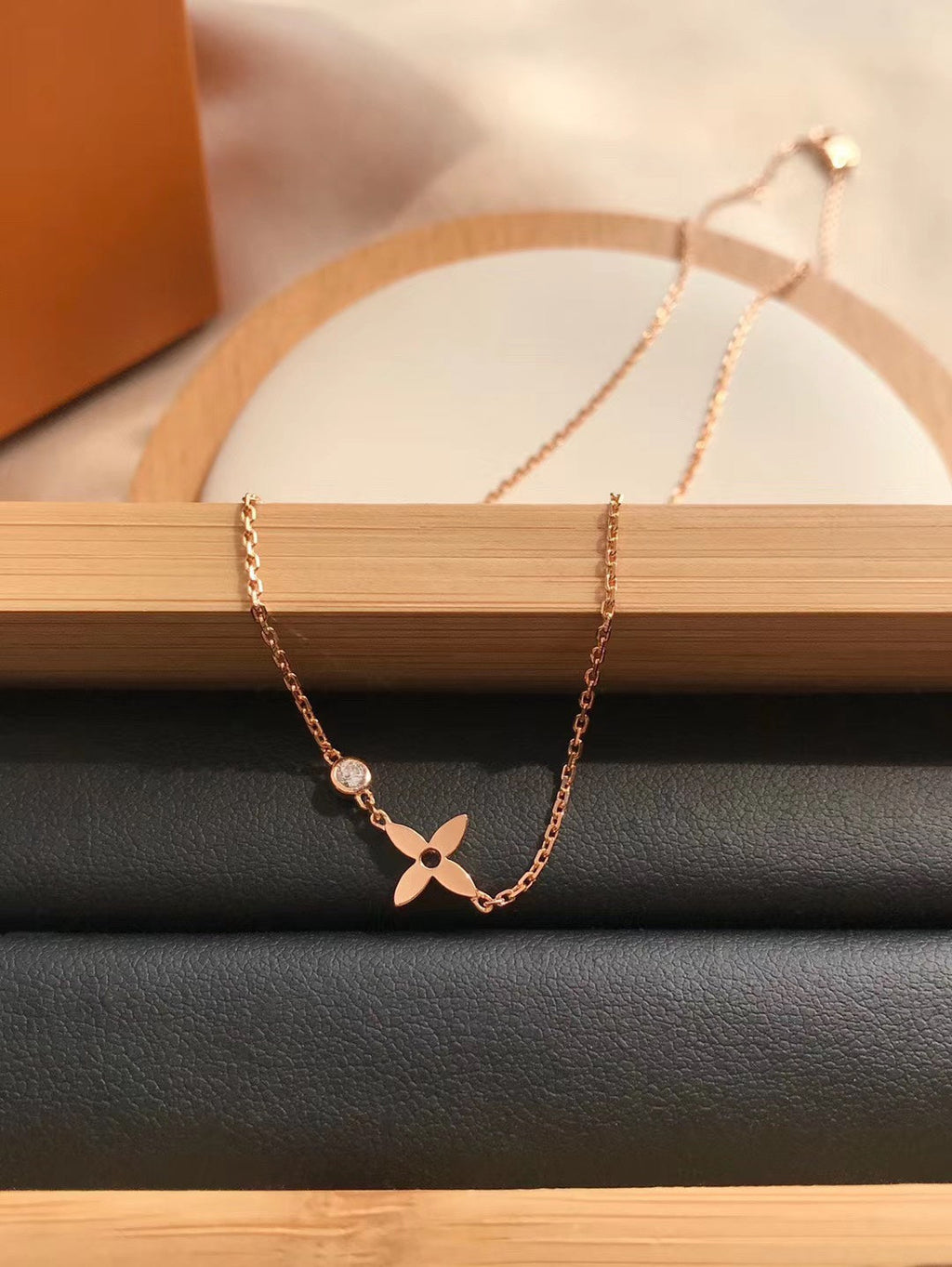 [Cyra] BLÜTEN-ANHÄNGER ROSÉGOLD UND DIAMANT