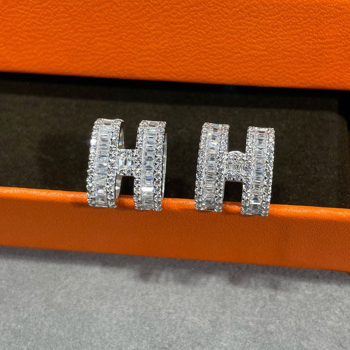[Cyra]  H STUD EARRINGS WITH SILVER DIAMONDS