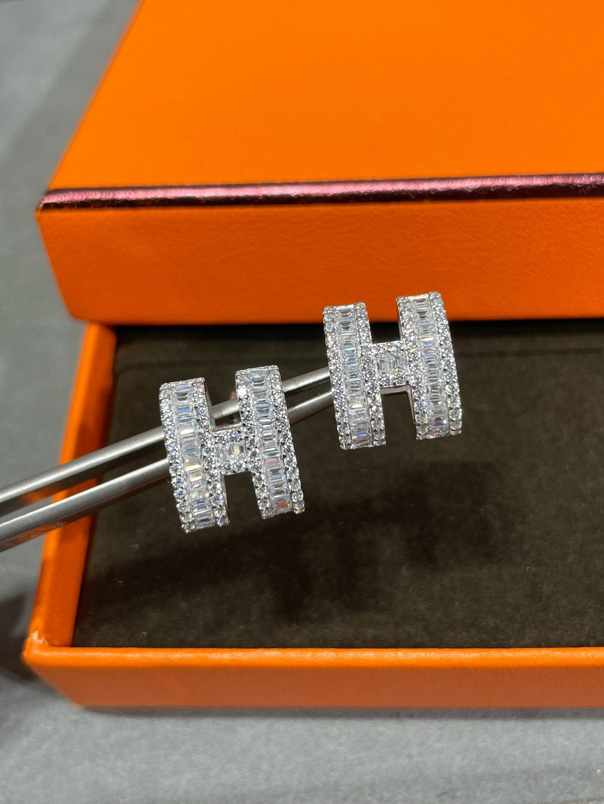 [Cyra]  H STUD EARRINGS WITH SILVER DIAMONDS