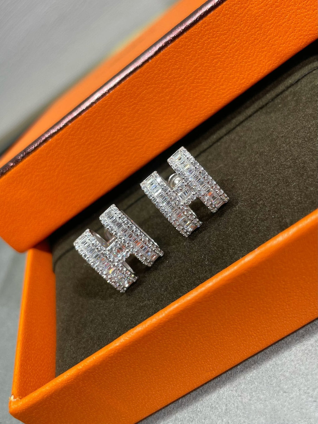 [Cyra]  H STUD EARRINGS WITH SILVER DIAMONDS