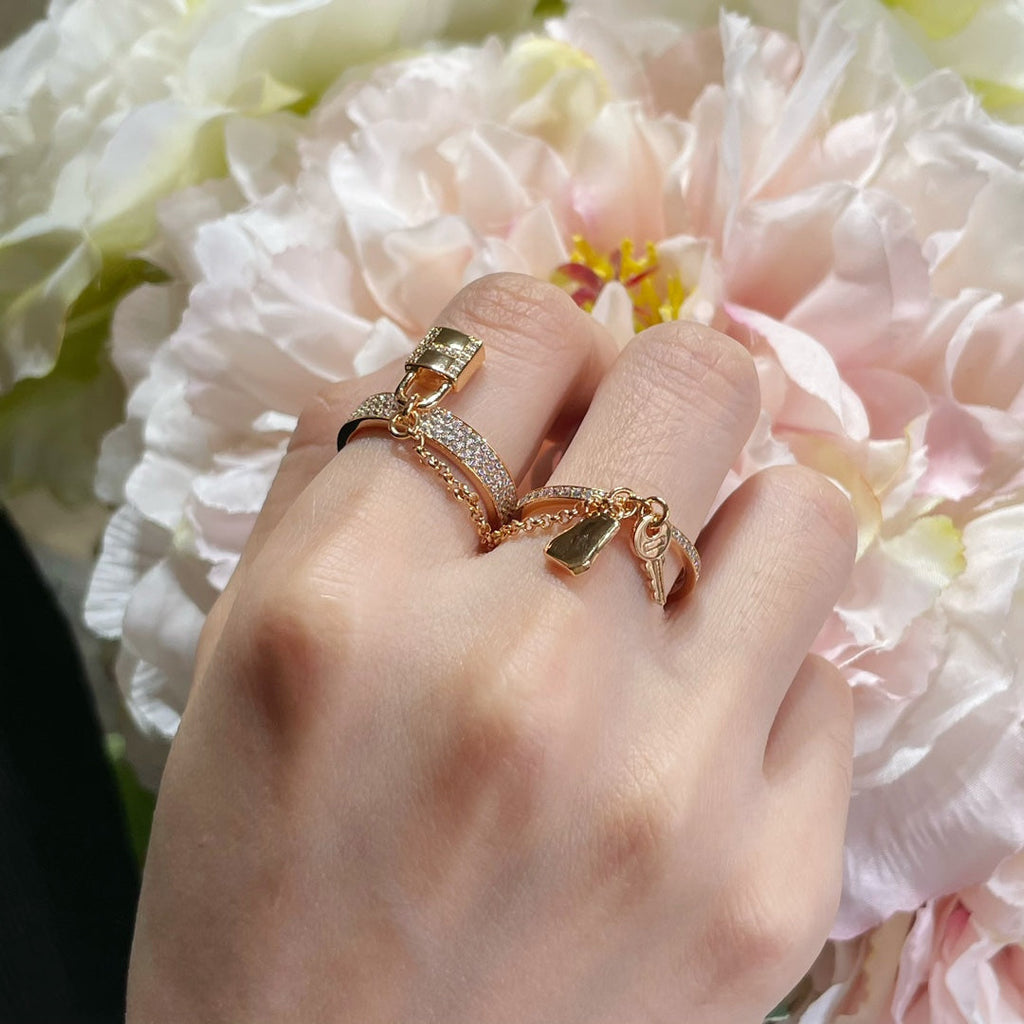 {
  "Cyra": "エルメス ケリー クロシェット ダブルリング ダイヤモンド付き"
}