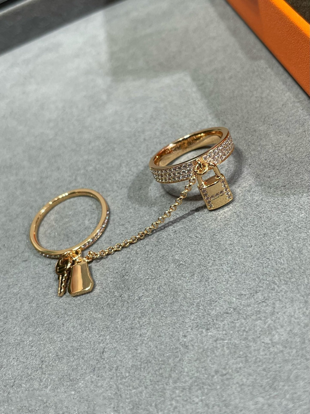 {
  "Cyra": "エルメス ケリー クロシェット ダブルリング ダイヤモンド付き"
}