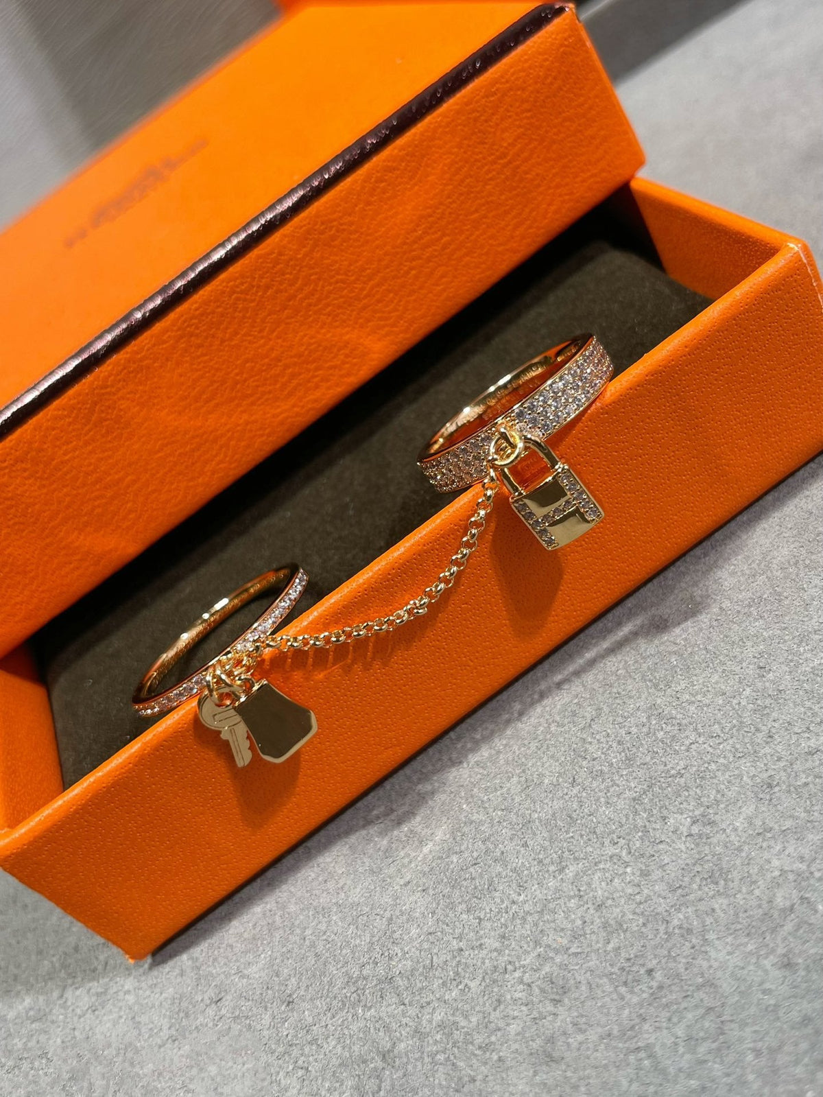 {
  "Cyra": "エルメス ケリー クロシェット ダブルリング ダイヤモンド付き"
}