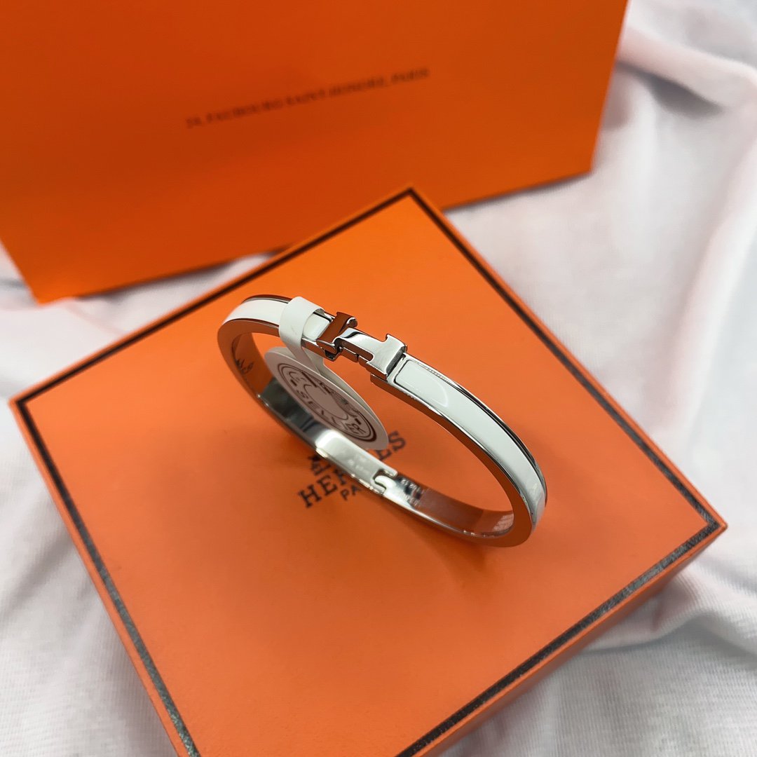 [Cyra]  CLASSIC HM CLIC WHITE 8MM ENAMEL BRACELET