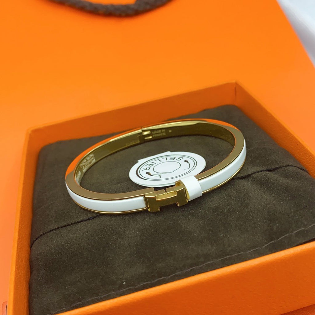[Cyra]  CLASSIC HM CLIC WHITE 8MM ENAMEL BRACELET
