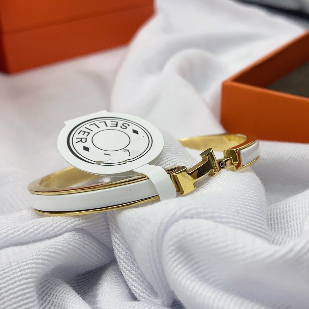 [Cyra]  CLASSIC HM CLIC WHITE 8MM ENAMEL BRACELET