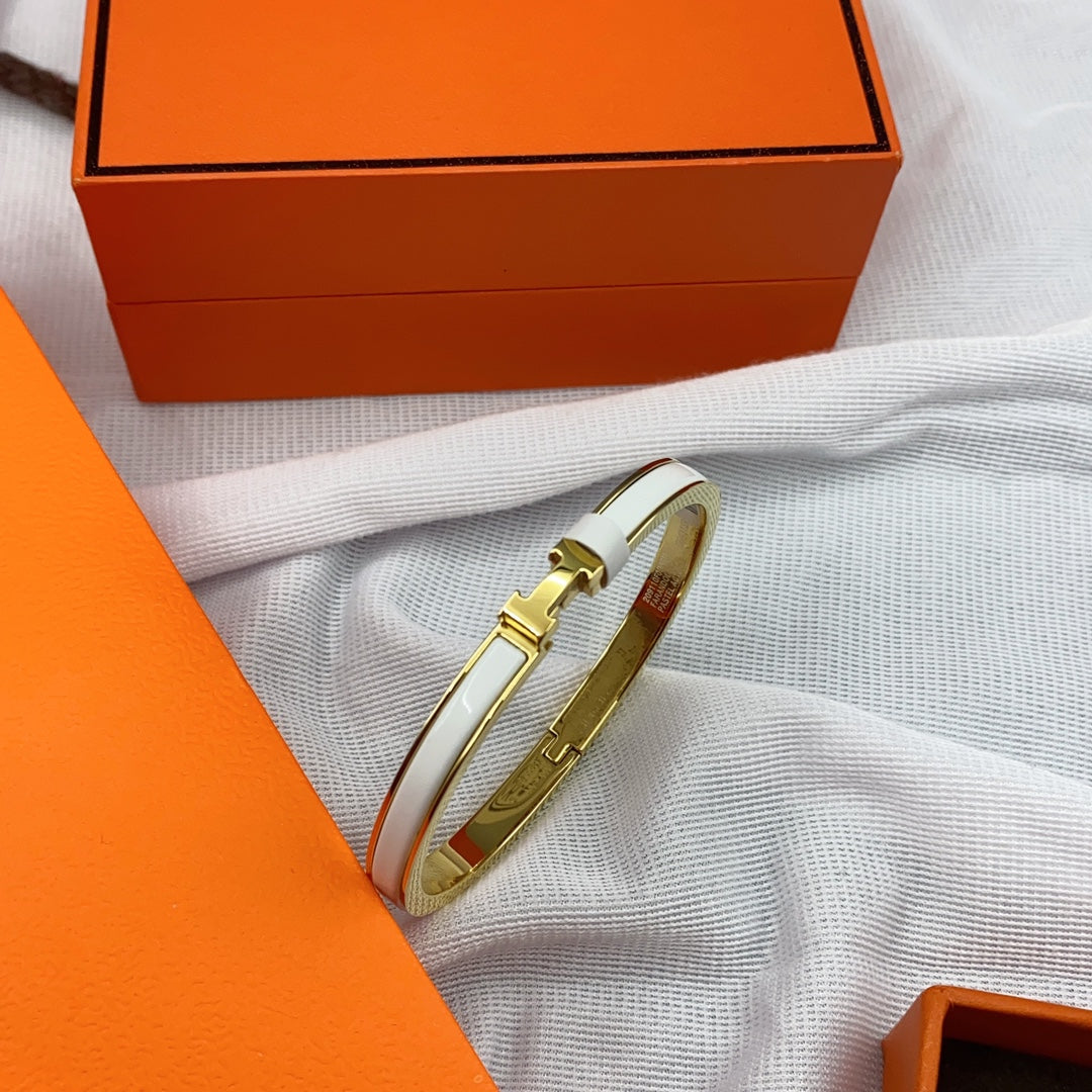 [Cyra]  CLASSIC HM CLIC WHITE 8MM ENAMEL BRACELET
