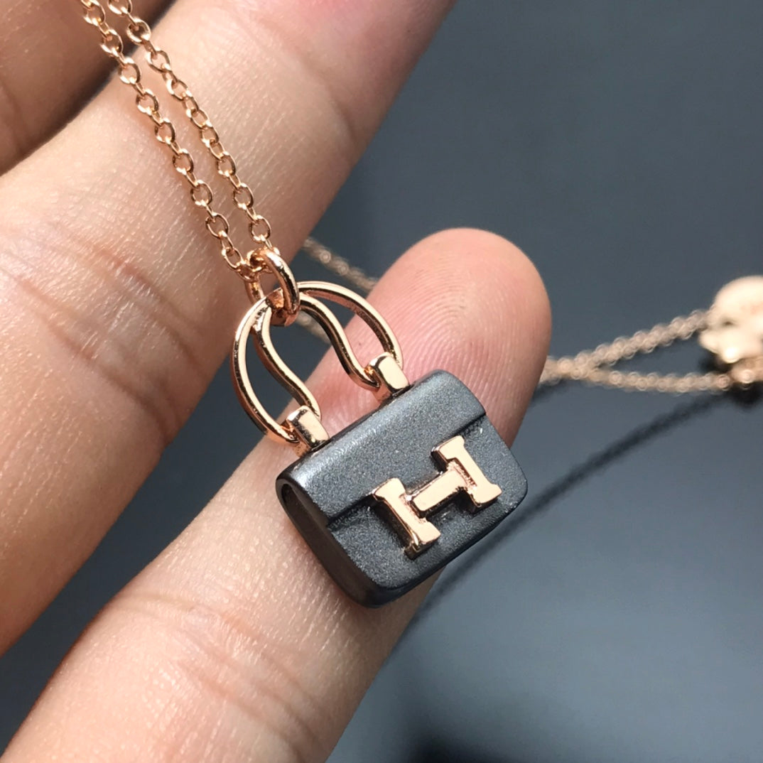[Cyra]  WOMEN'S HM AMULETTES CONSTANCE PENDANT NECKLACE