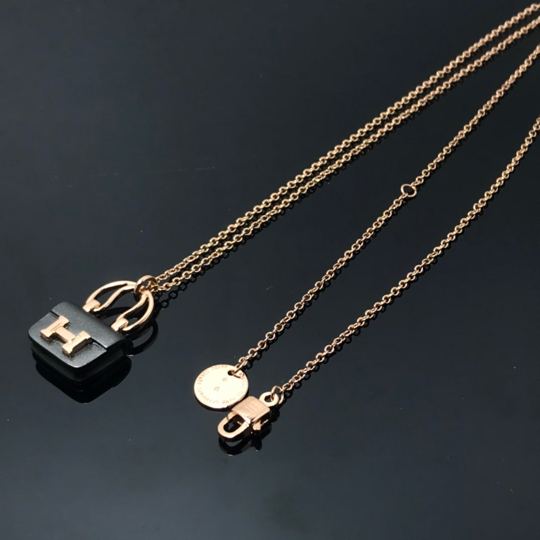 [Cyra]  WOMEN'S HM AMULETTES CONSTANCE PENDANT NECKLACE