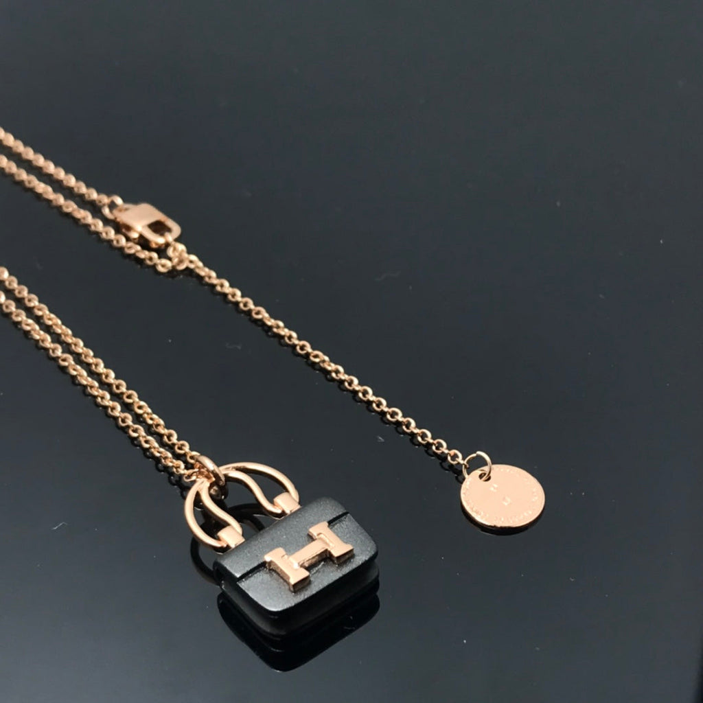 [Cyra]  WOMEN'S HM AMULETTES CONSTANCE PENDANT NECKLACE