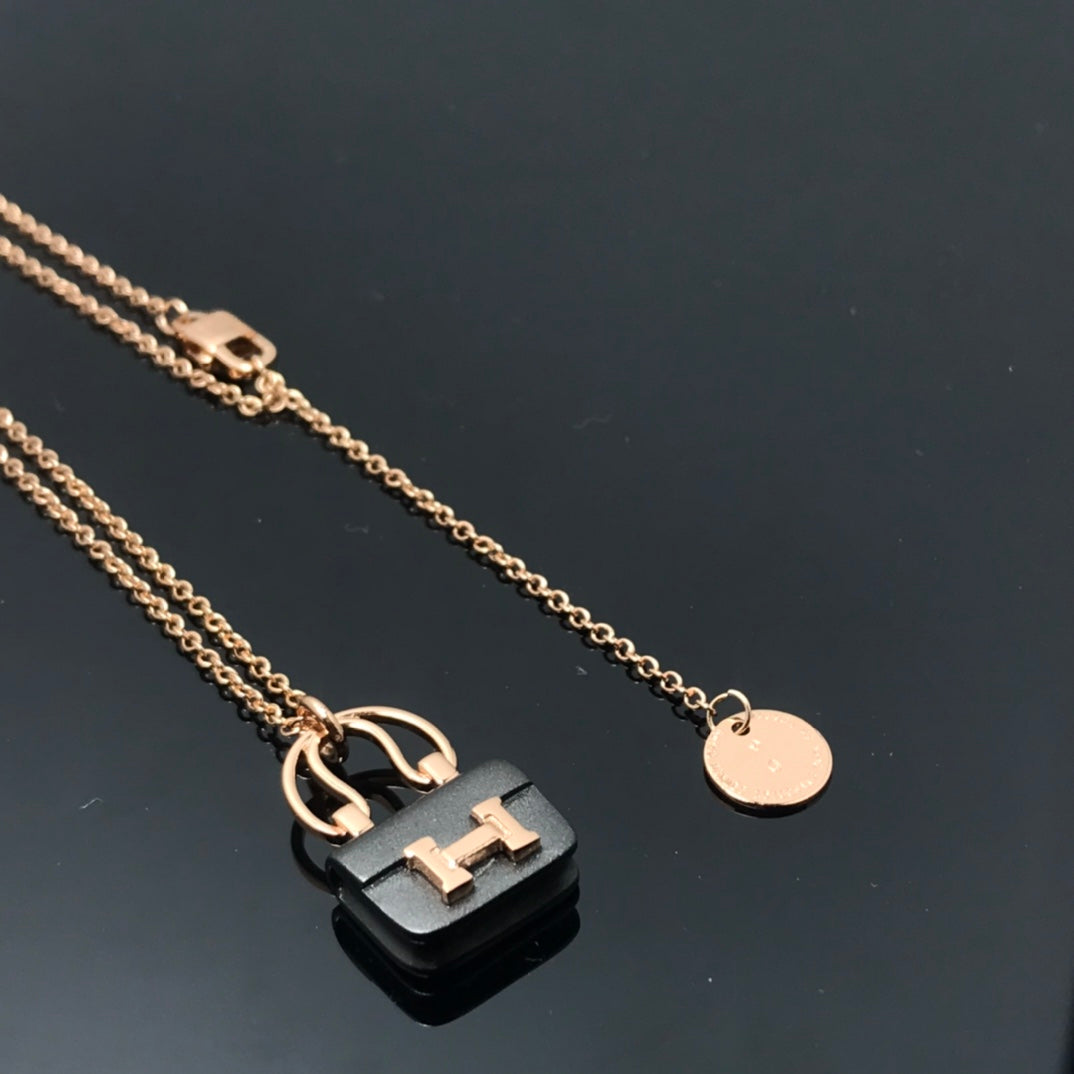 [Cyra]  WOMEN'S HM AMULETTES CONSTANCE PENDANT NECKLACE