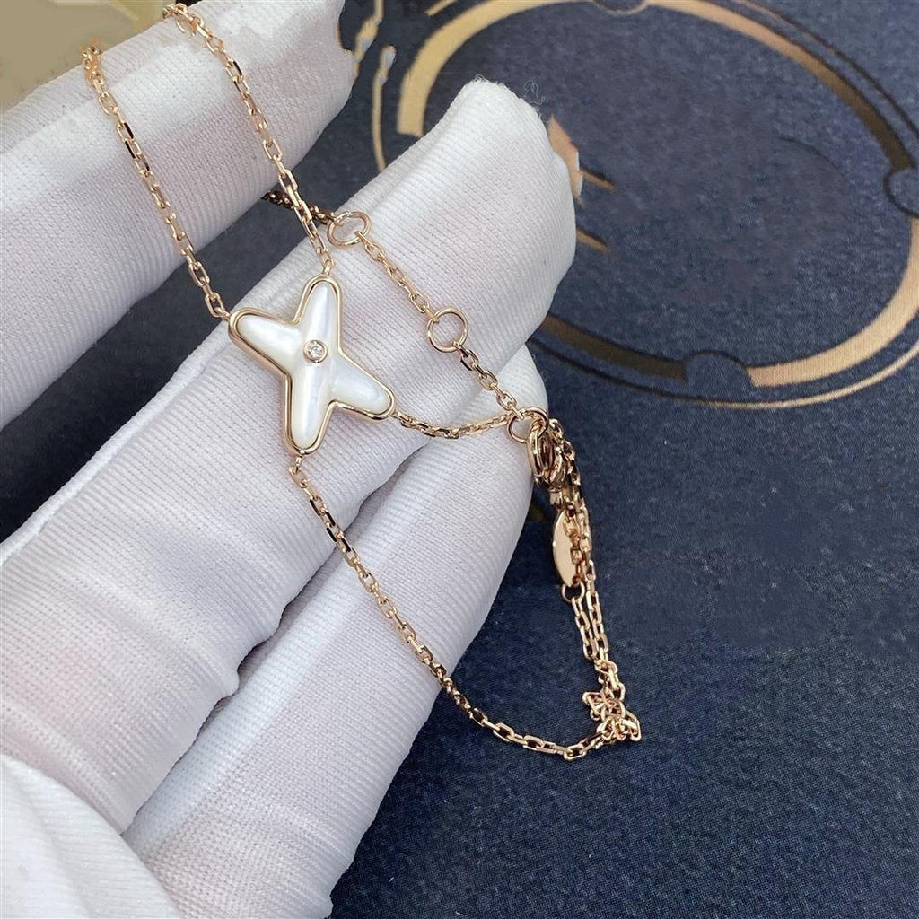 {
  "Cyra": "JEUX ARMBAND WEISSES PERLMUTT ROSÉGOLD 1 DIAMANT"
}