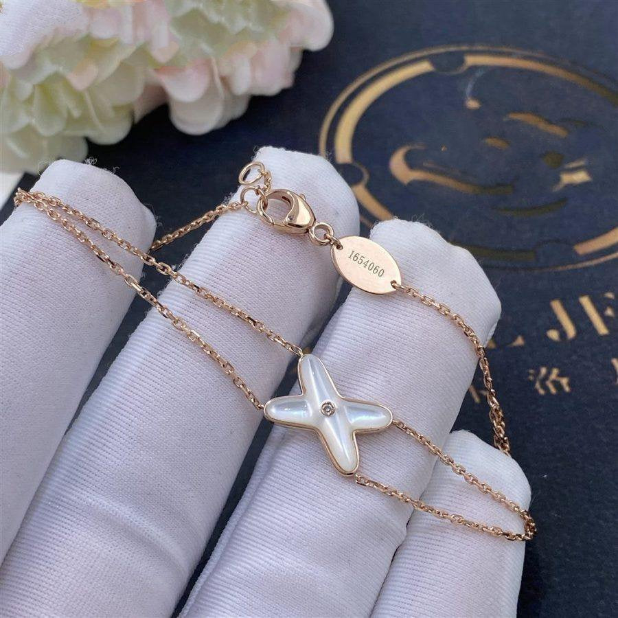 {
  "Cyra": "JEUX ARMBAND WEISSES PERLMUTT ROSÉGOLD 1 DIAMANT"
}